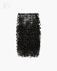 Schwarze Echthaar Clip-in Extensions, ultra lockige Textur, LYS Komplettset auf weißem Hintergrund