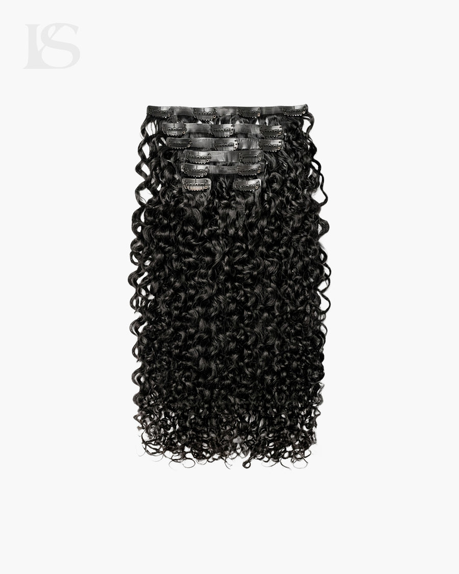 Schwarze Echthaar Clip-in Extensions, ultra lockige Textur, LYS Komplettset auf weißem Hintergrund