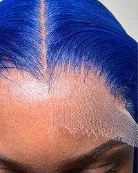 Primer plano del encaje HD invisible, azul rey liso — peluca extralarga LYS, fundido con la piel