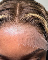 Primer plano del encaje HD invisible, rubio miel caramelo con mechas — peluca ondulada LYS