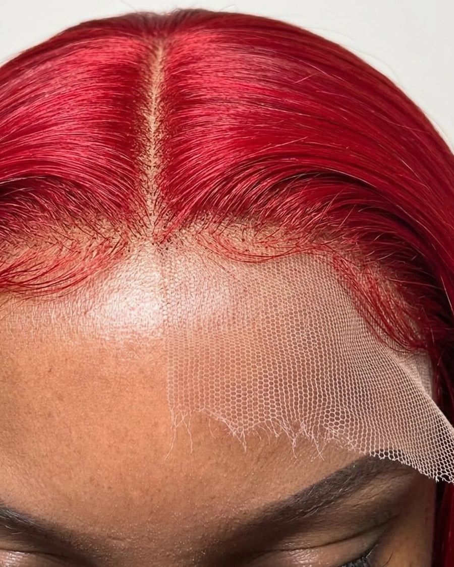Primer plano del encaje HD invisible, rojo liso — peluca extralarga LYS, fundido con la piel