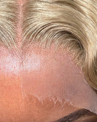 Gros plan dentelle HD invisible blond water wave — perruque LYS, nœuds décolorés fondus à la peau